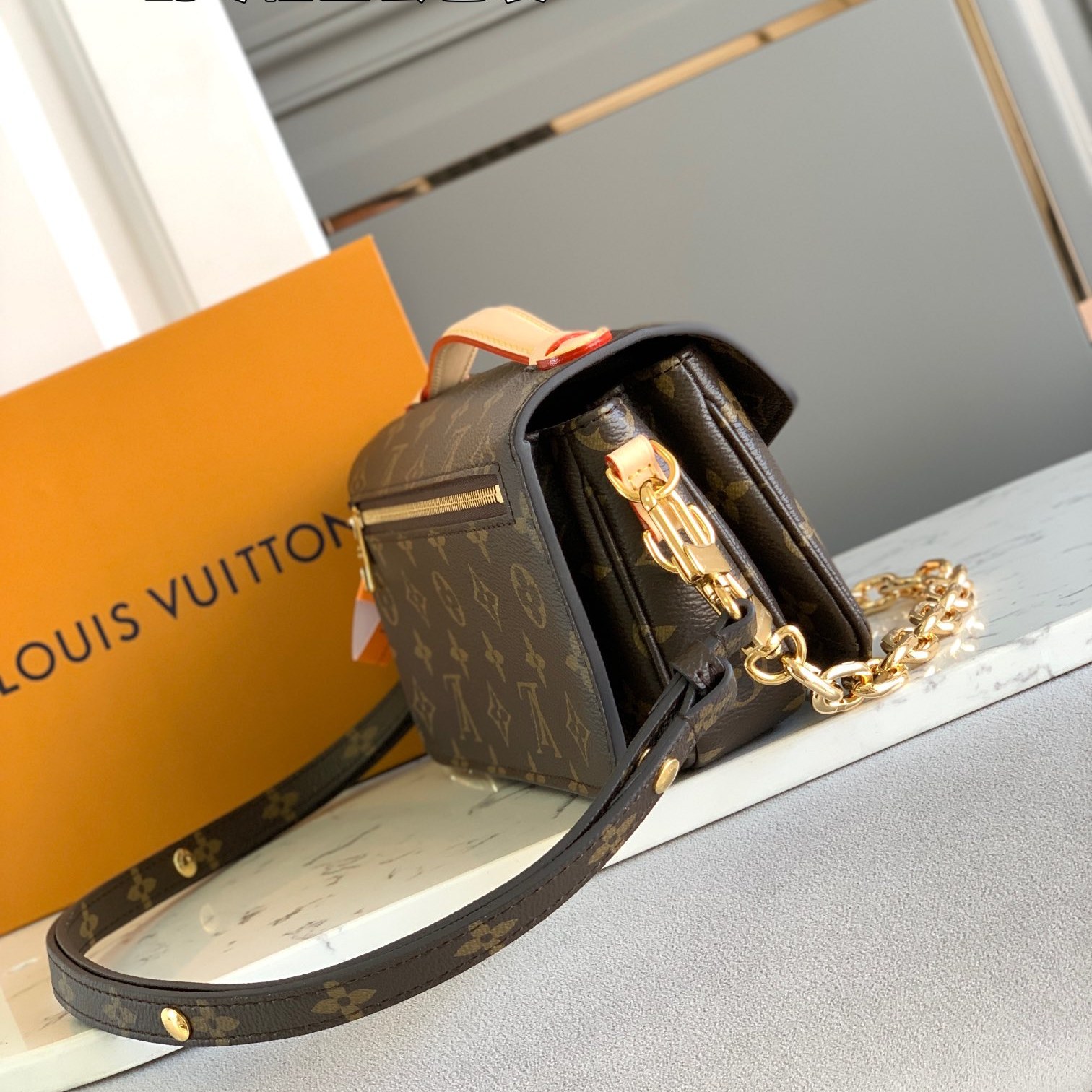 Louis Vuitton Pochette Métis in Monogram Canvas with Turn-lock Flap Closure for Shoulder BagCrossbod