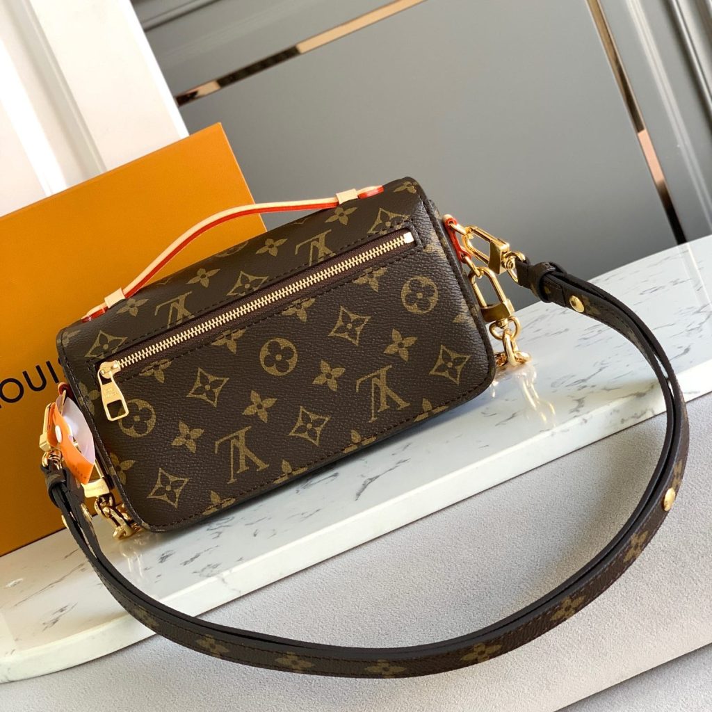 Louis Vuitton Pochette Métis in Monogram Canvas with Turn-lock Flap Closure for Shoulder BagCrossbod