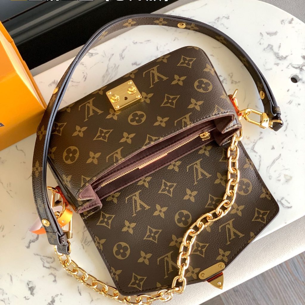 Louis Vuitton Pochette Métis in Monogram Canvas with Turn-lock Flap Closure for Shoulder BagCrossbod