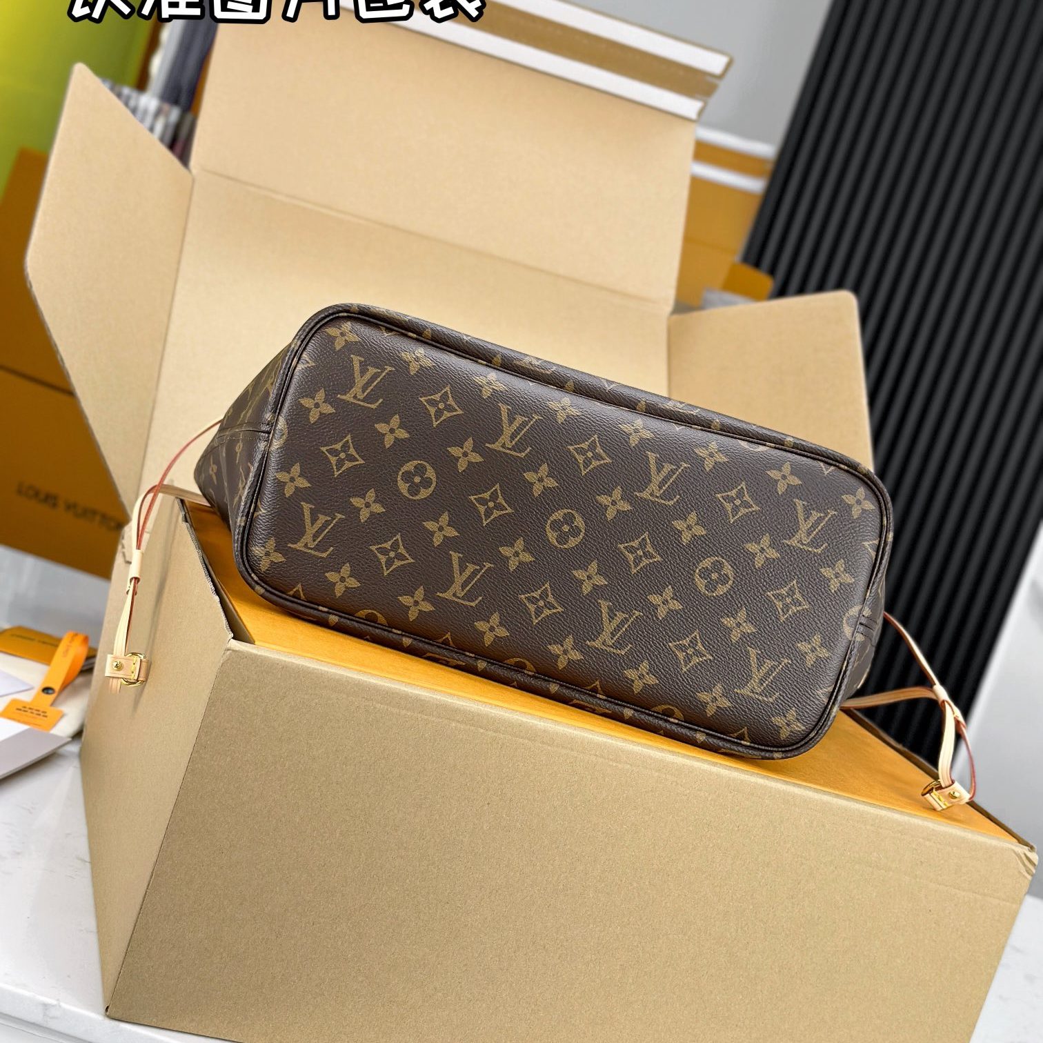 Louis Vuitton Neverfull in Monogram Canvas with Open Top and Side Sliders for Handheld Shoulder Carry