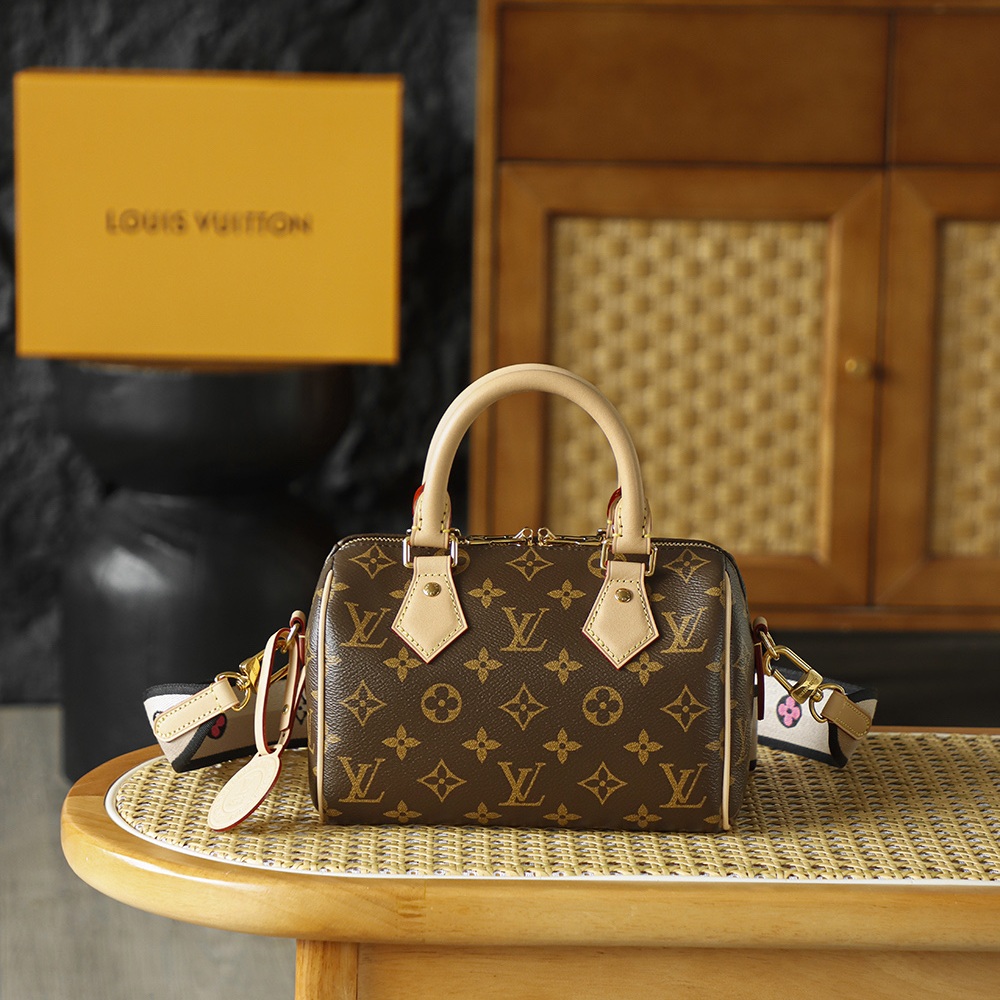 Louis Vuitton Speedy Bandoulière in Monogram Canvas with Zipper Closure for HandheldShoulderCrossbod