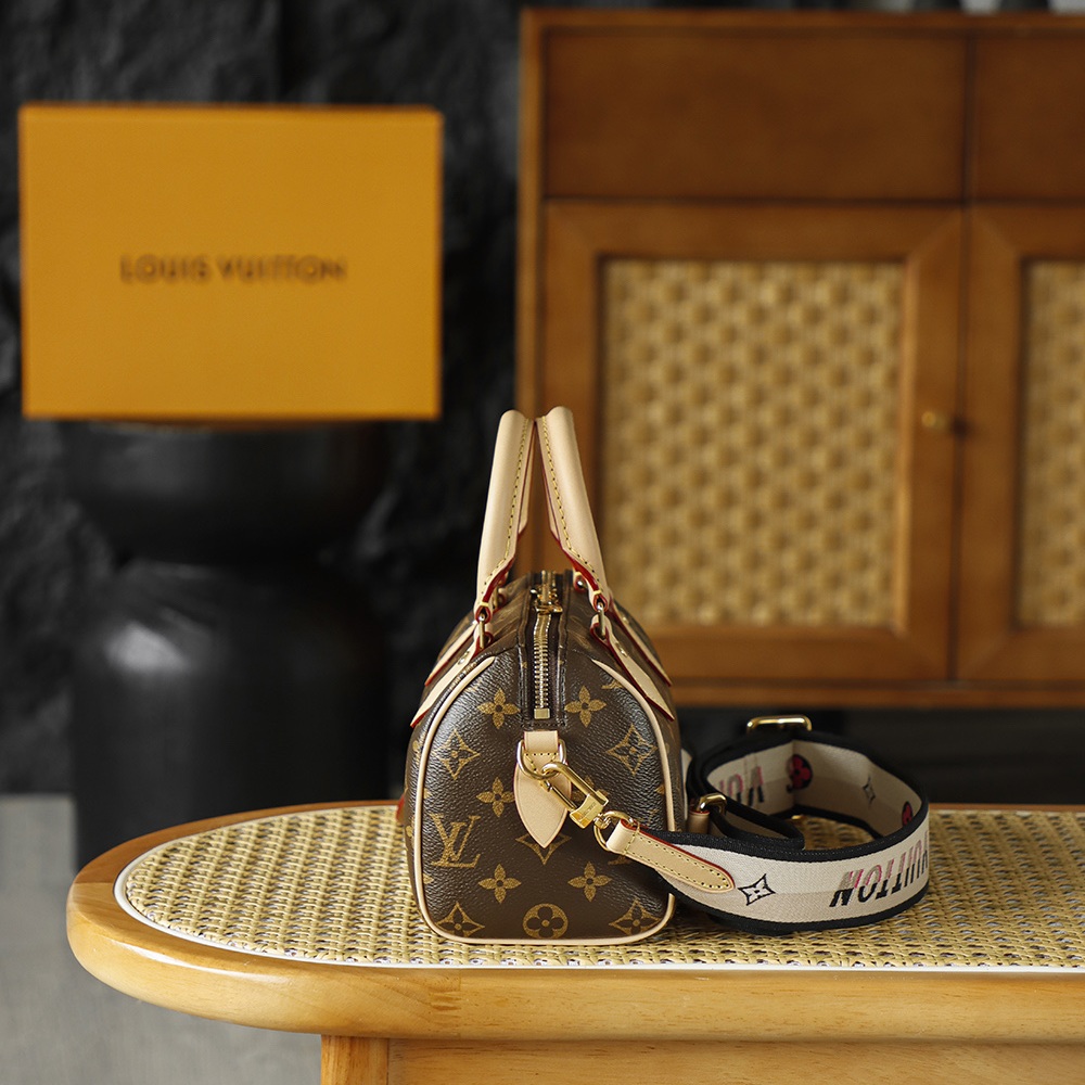 Louis Vuitton Speedy Bandoulière in Monogram Canvas with Zipper Closure for HandheldShoulderCrossbod