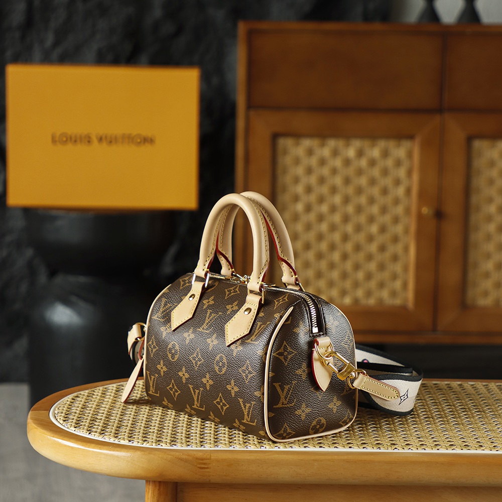 Louis Vuitton Speedy Bandoulière in Monogram Canvas with Zipper Closure for HandheldShoulderCrossbod