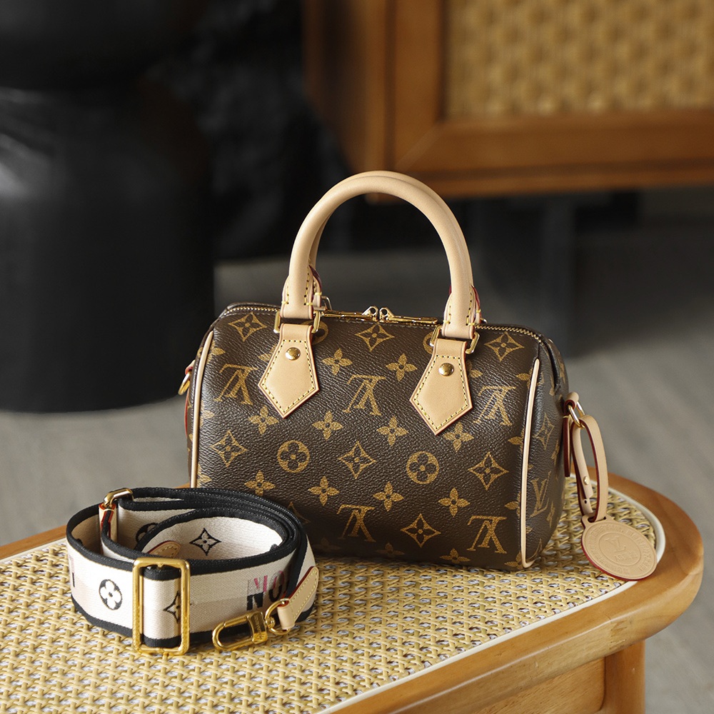 Louis Vuitton Speedy Bandoulière in Monogram Canvas with Zipper Closure for HandheldShoulderCrossbod