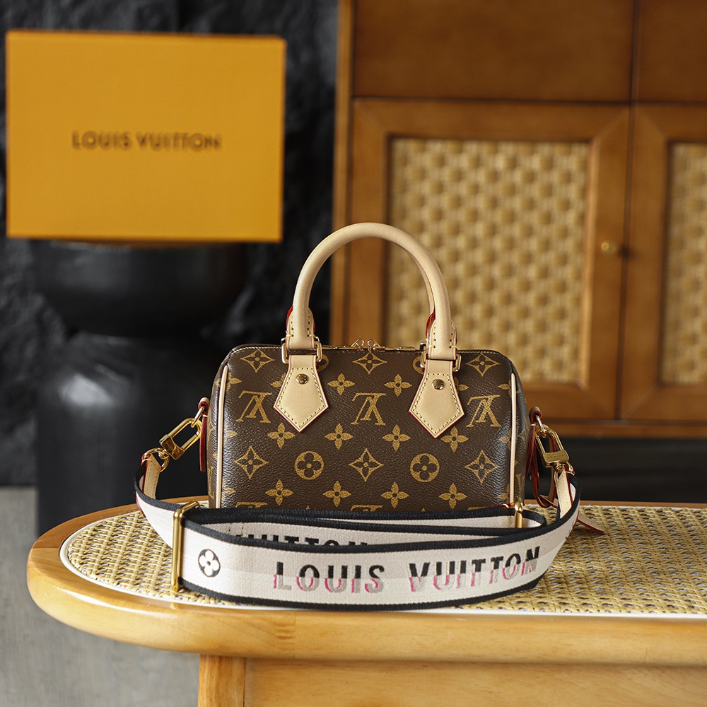 Louis Vuitton Speedy Bandoulière in Monogram Canvas with Zipper Closure for HandheldShoulderCrossbod
