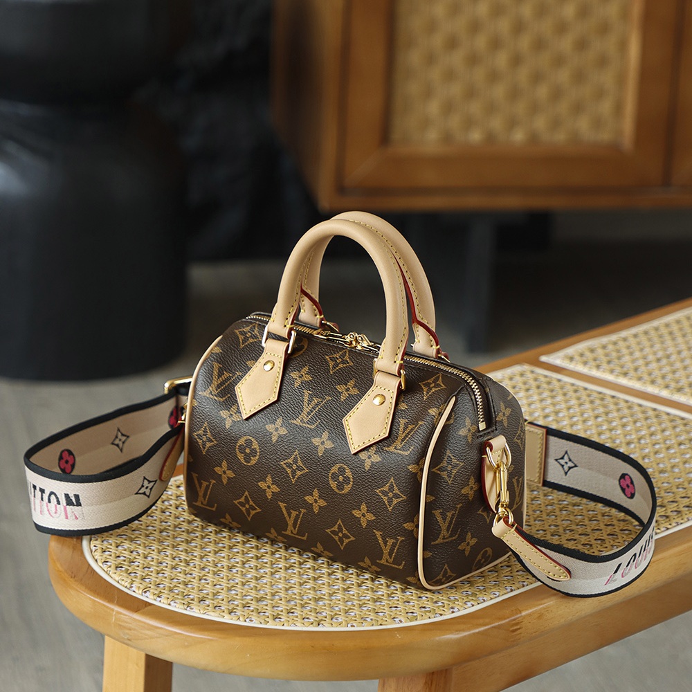 Louis Vuitton Speedy Bandoulière in Monogram Canvas with Zipper Closure for HandheldShoulderCrossbod