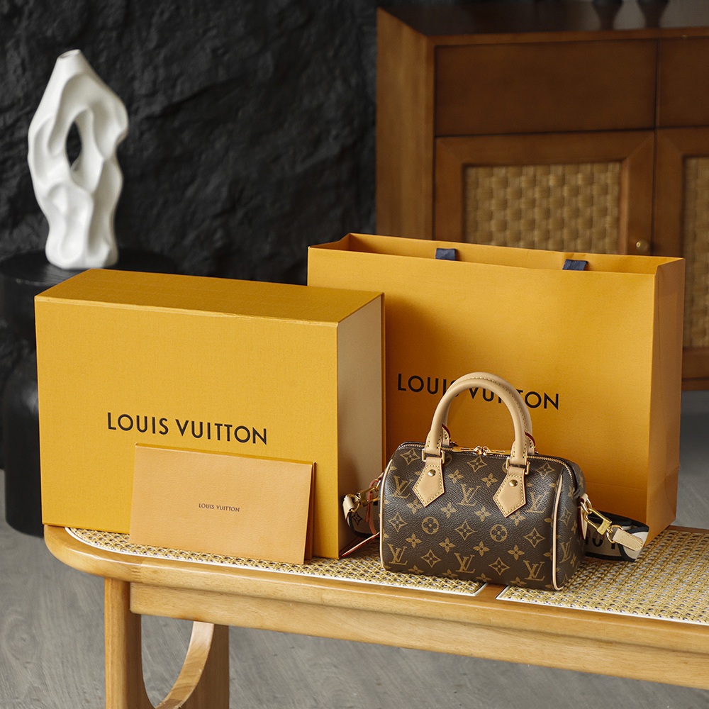 Louis Vuitton Speedy Bandoulière in Monogram Canvas with Zipper Closure for HandheldShoulderCrossbod
