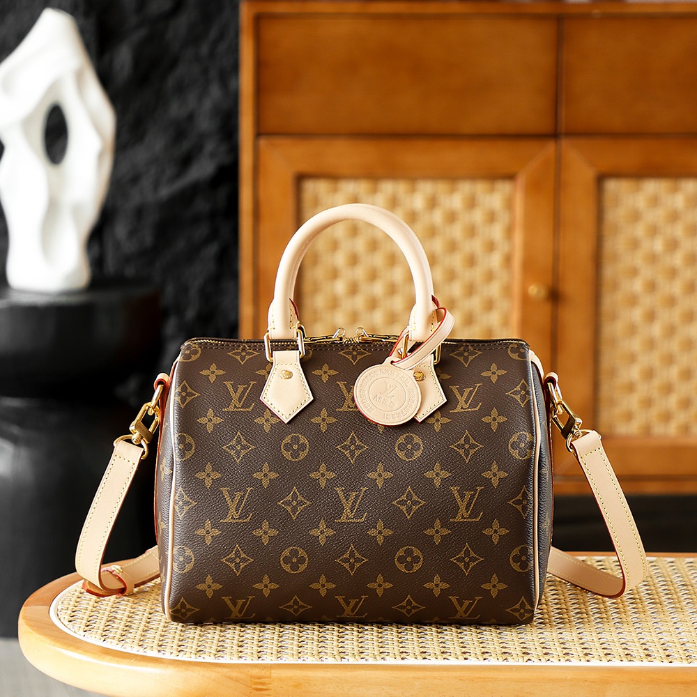 Louis Vuitton Speedy Bandoulière in Monogram Canvas / Vachetta Leather with Zipper Closure for Handh