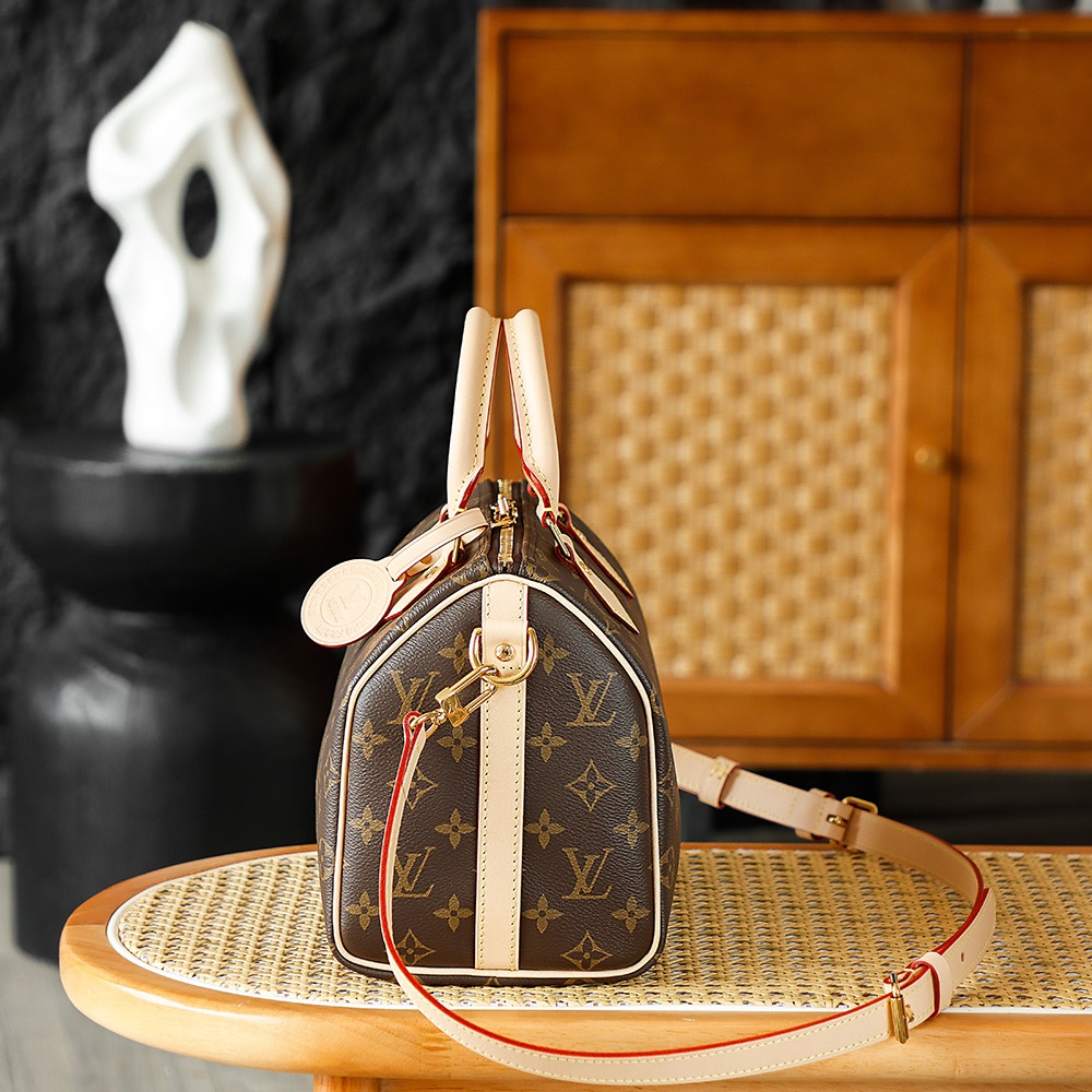 Louis Vuitton Speedy Bandoulière in Monogram Canvas / Vachetta Leather with Zipper Closure for Handh