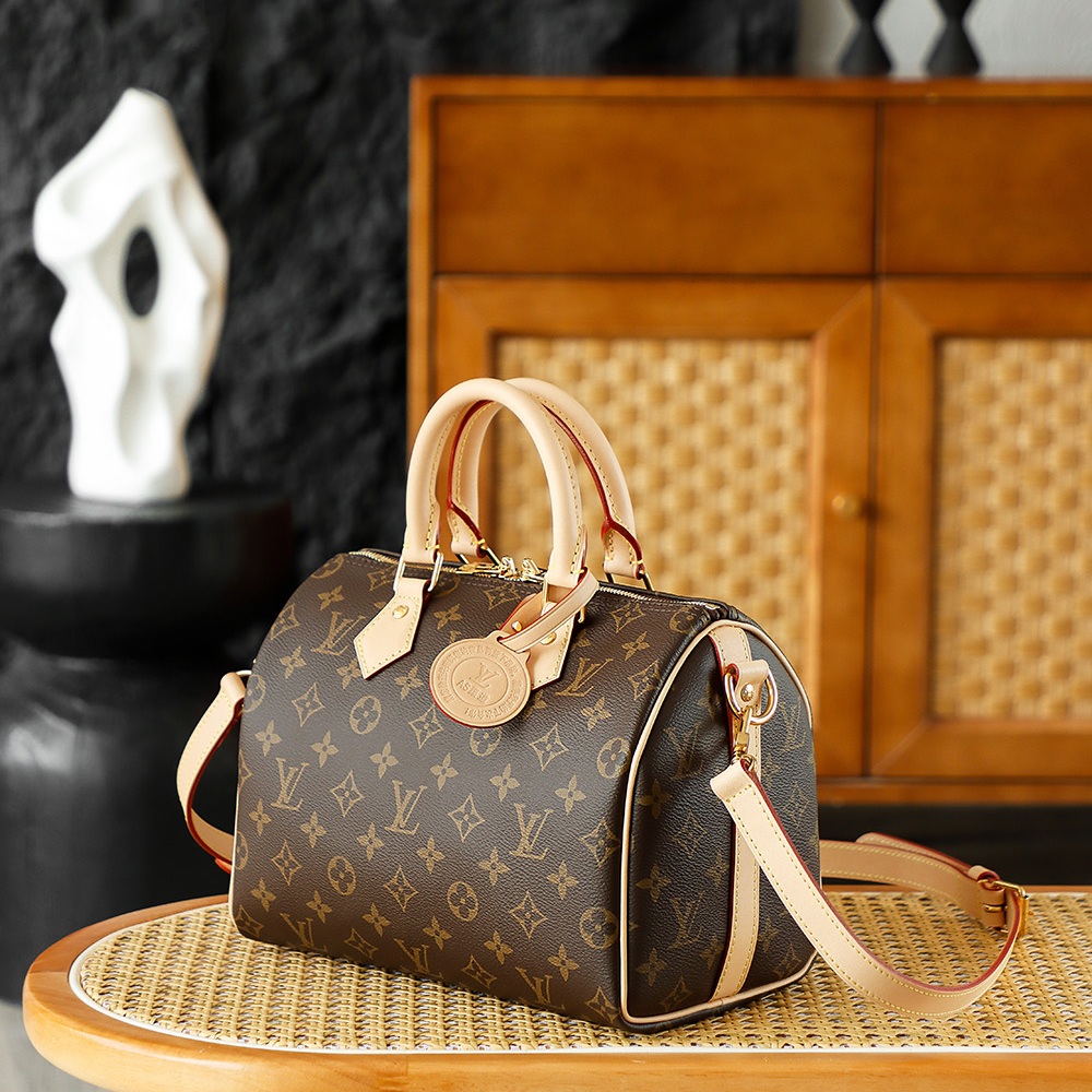 Louis Vuitton Speedy Bandoulière in Monogram Canvas / Vachetta Leather with Zipper Closure for Handh