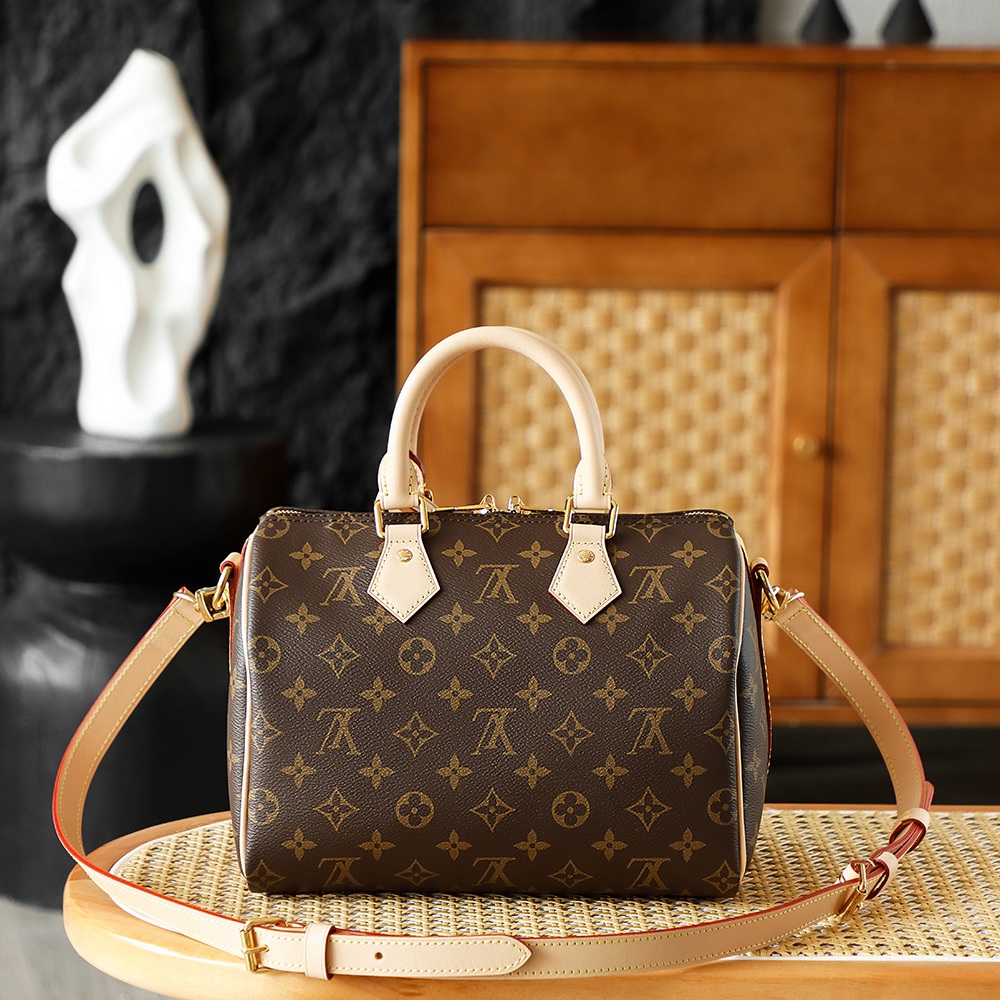Louis Vuitton Speedy Bandoulière in Monogram Canvas / Vachetta Leather with Zipper Closure for Handh