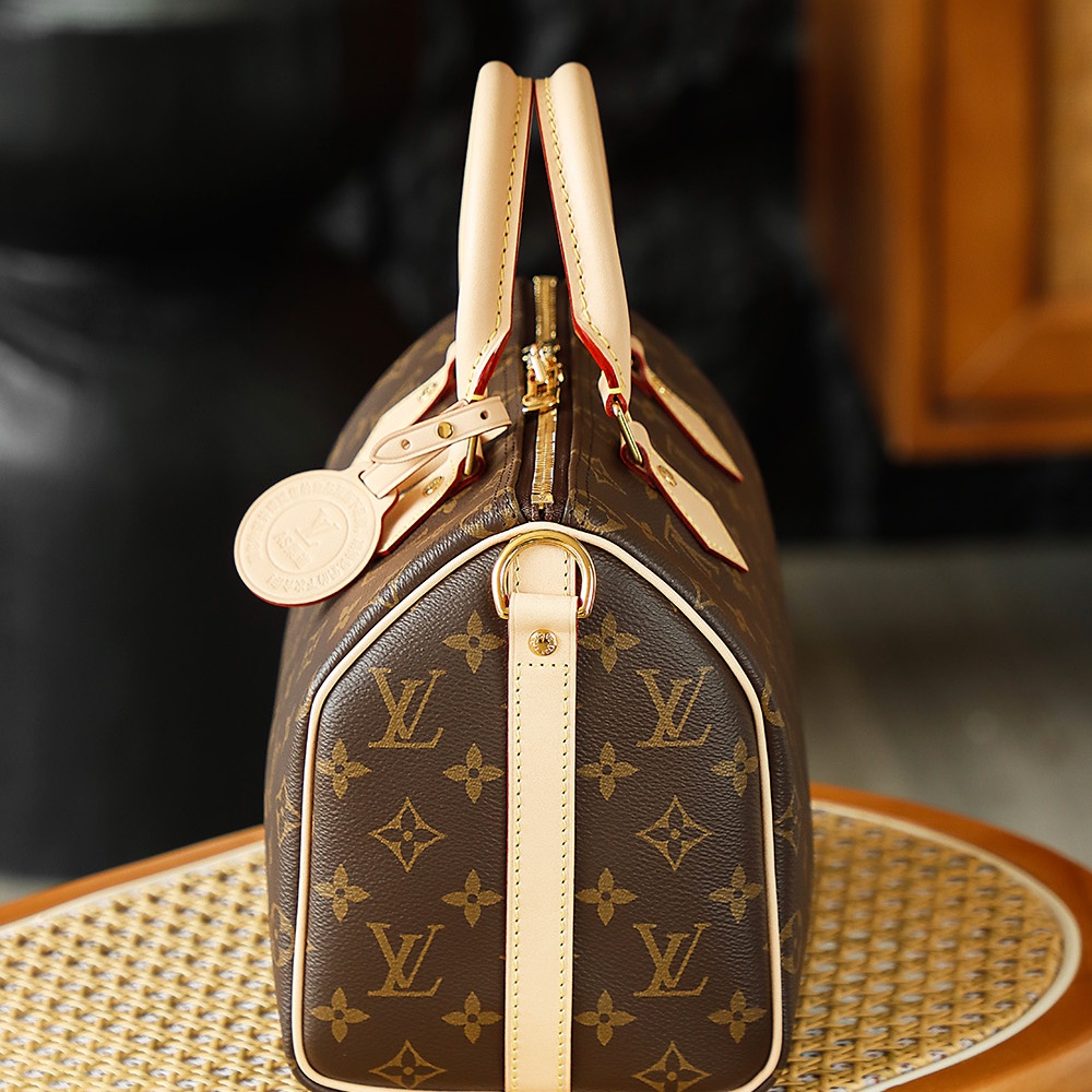 Louis Vuitton Speedy Bandoulière in Monogram Canvas / Vachetta Leather with Zipper Closure for Handh
