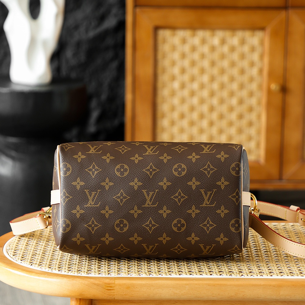 Louis Vuitton Speedy Bandoulière in Monogram Canvas / Vachetta Leather with Zipper Closure for Handh