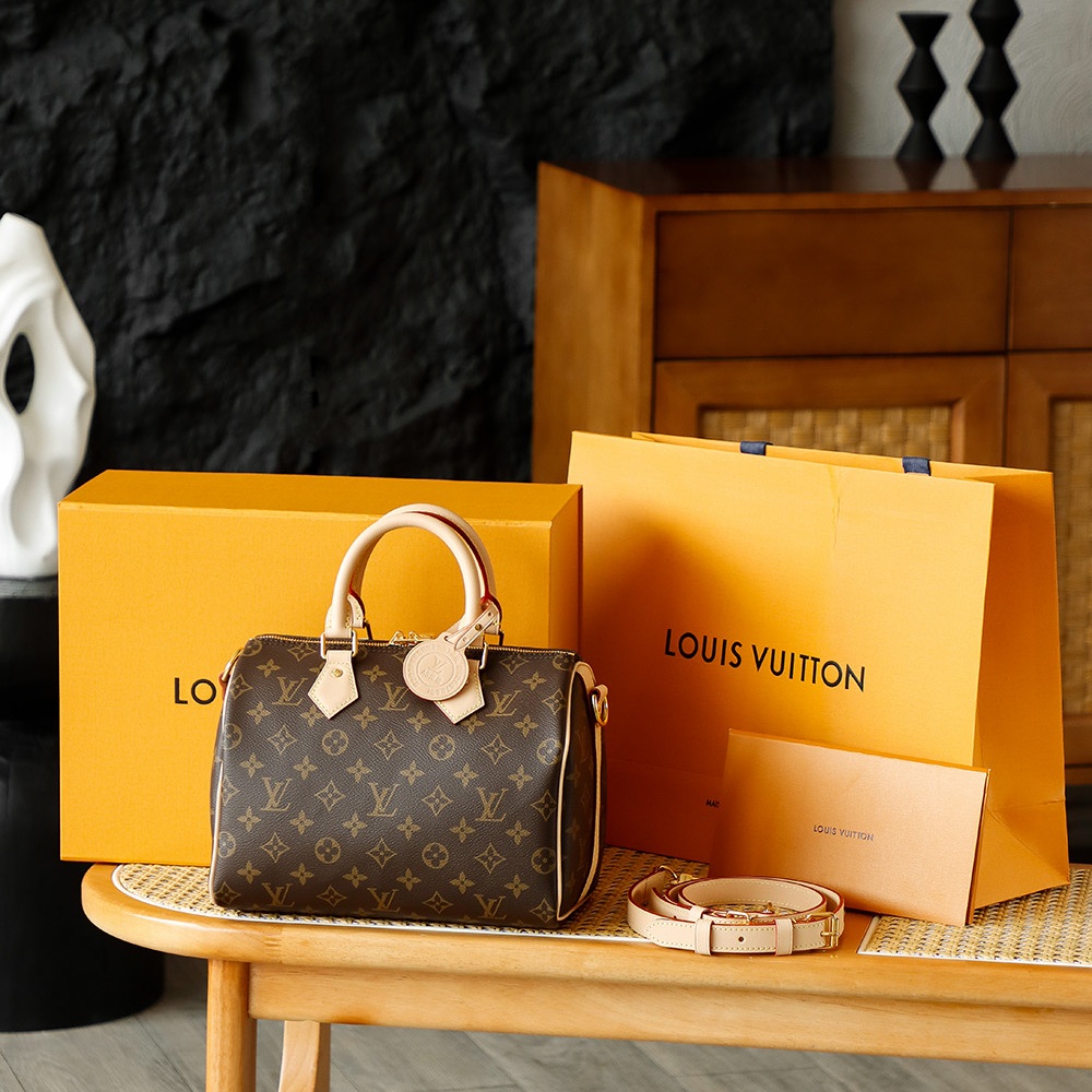 Louis Vuitton Speedy Bandoulière in Monogram Canvas / Vachetta Leather with Zipper Closure for Handh