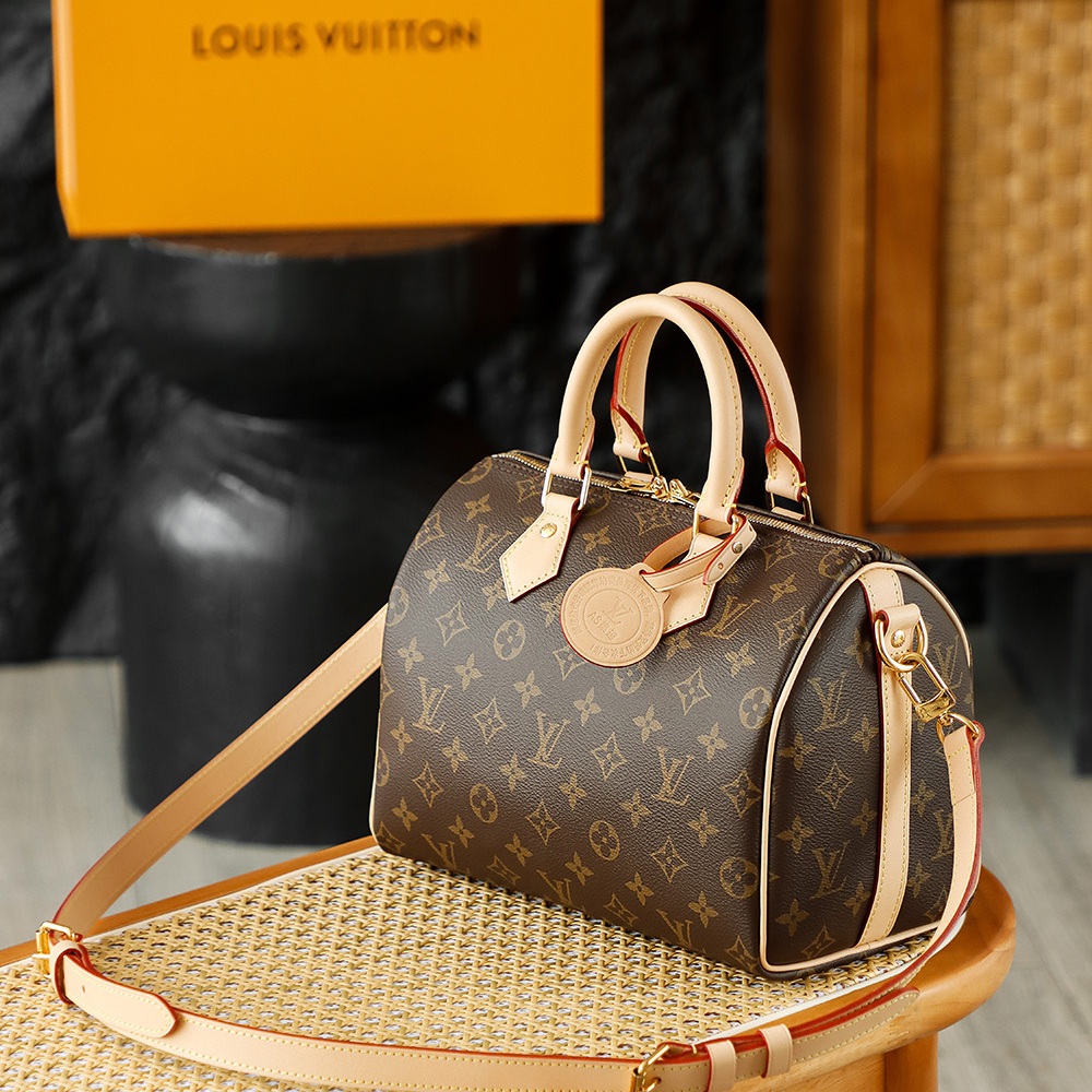Louis Vuitton Speedy Bandoulière in Monogram Canvas / Vachetta Leather with Zipper Closure for Handh