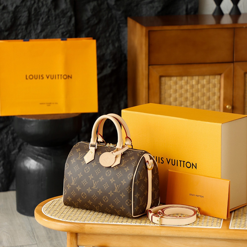 Louis Vuitton Speedy Bandoulière in Monogram Canvas / Vachetta Leather with Zipper Closure for Handh