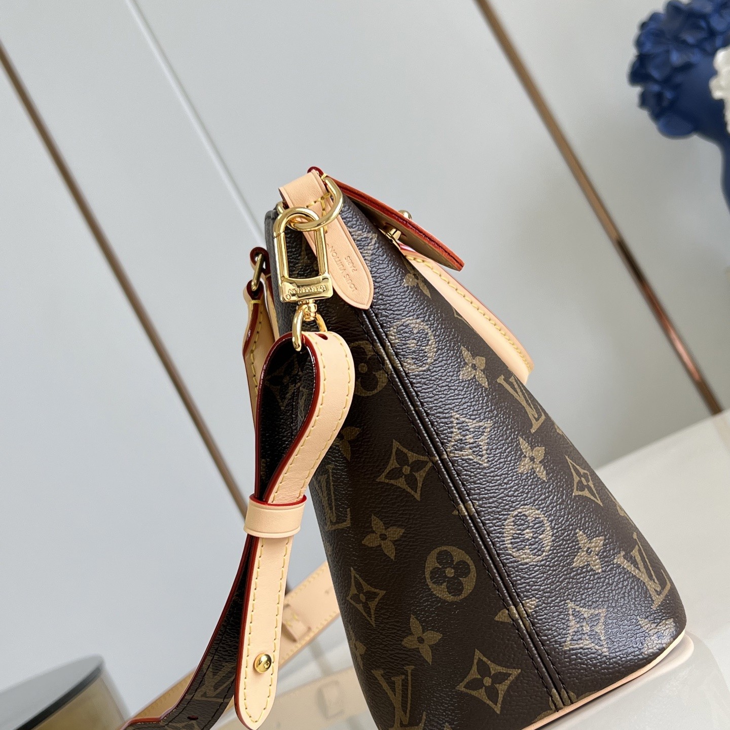 Louis Vuitton Neo Lockit in Monogram Canvas with Vachetta Leather Trim and Zipper for Handheld Carry
