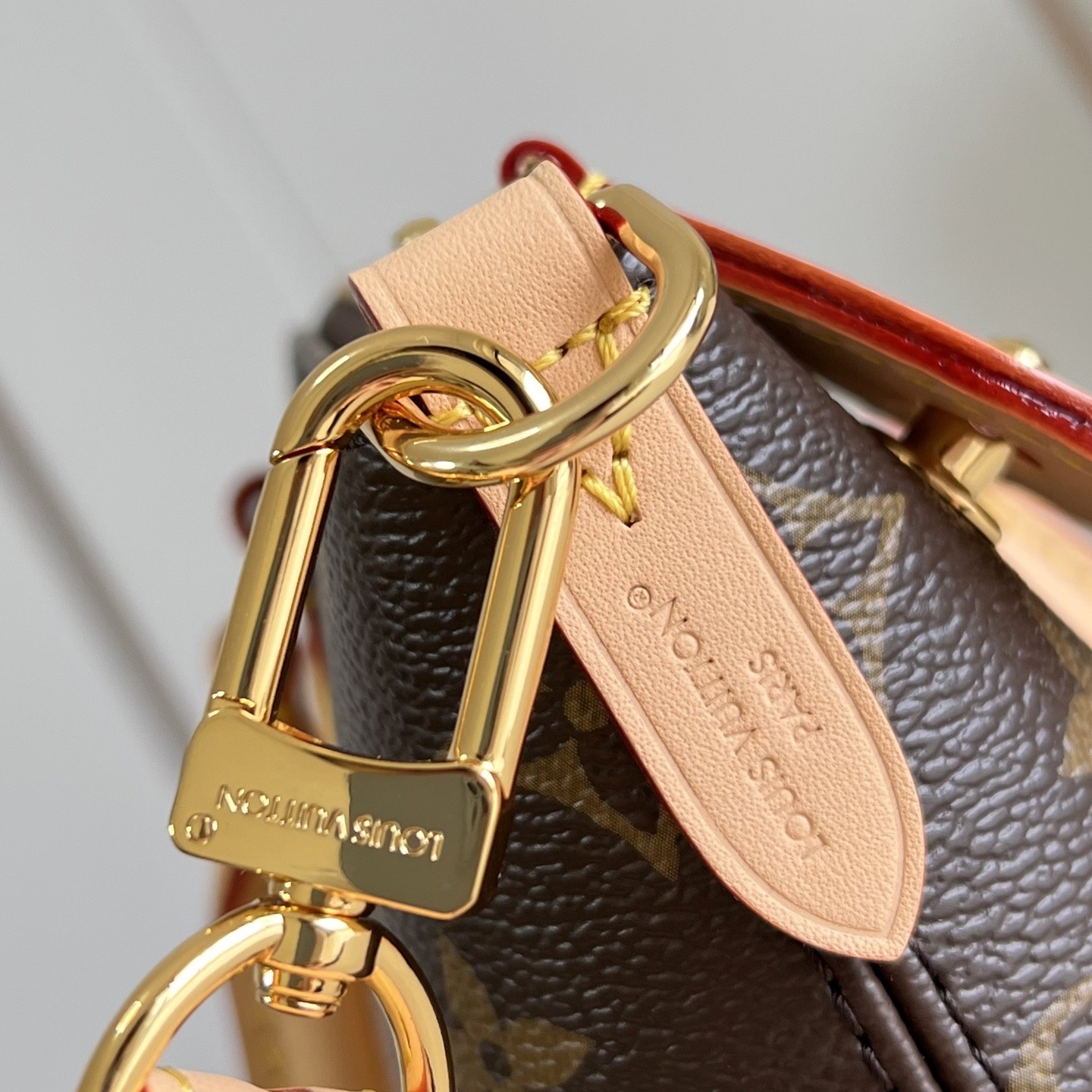 Louis Vuitton Neo Lockit in Monogram Canvas with Vachetta Leather Trim and Zipper for Handheld Carry