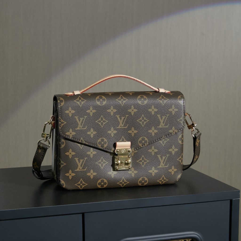 Louis Vuitton Metro Messenger in Monogram Canvas with Turn-lock Flap Closure for Shoulder BagCrossbo