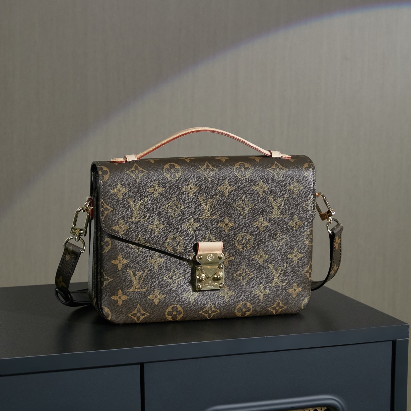 Louis Vuitton Metro Messenger in Monogram Canvas with Turn-lock Flap Closure for Shoulder BagCrossbo