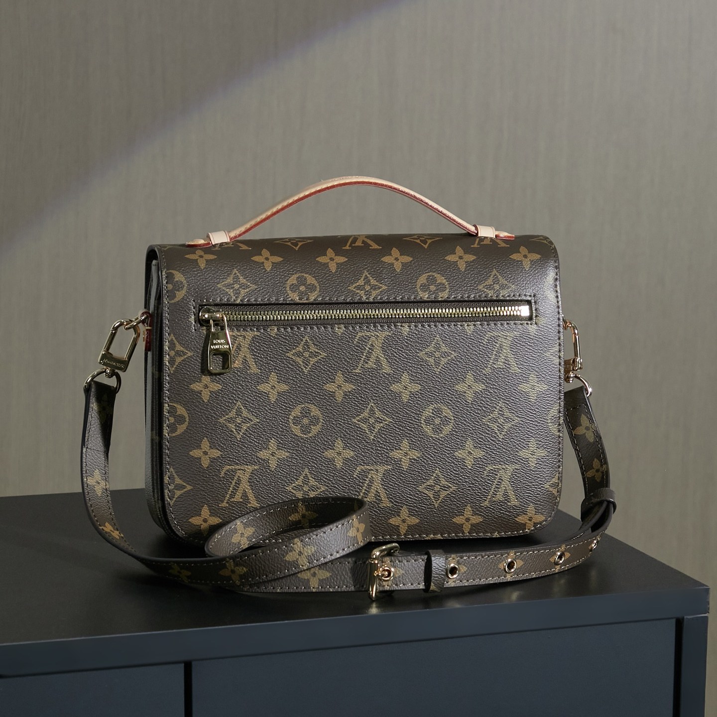 Louis Vuitton Metro Messenger in Monogram Canvas with Turn-lock Flap Closure for Shoulder BagCrossbo
