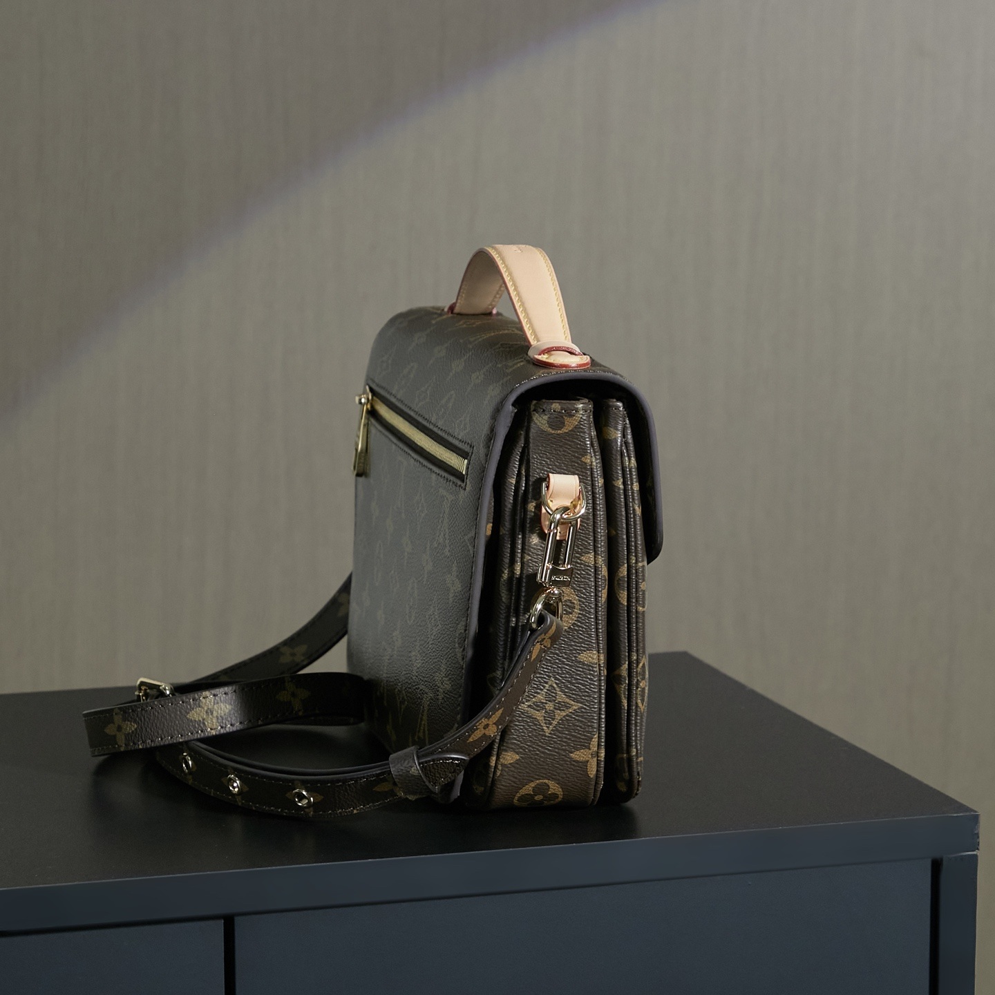 Louis Vuitton Metro Messenger in Monogram Canvas with Turn-lock Flap Closure for Shoulder BagCrossbo
