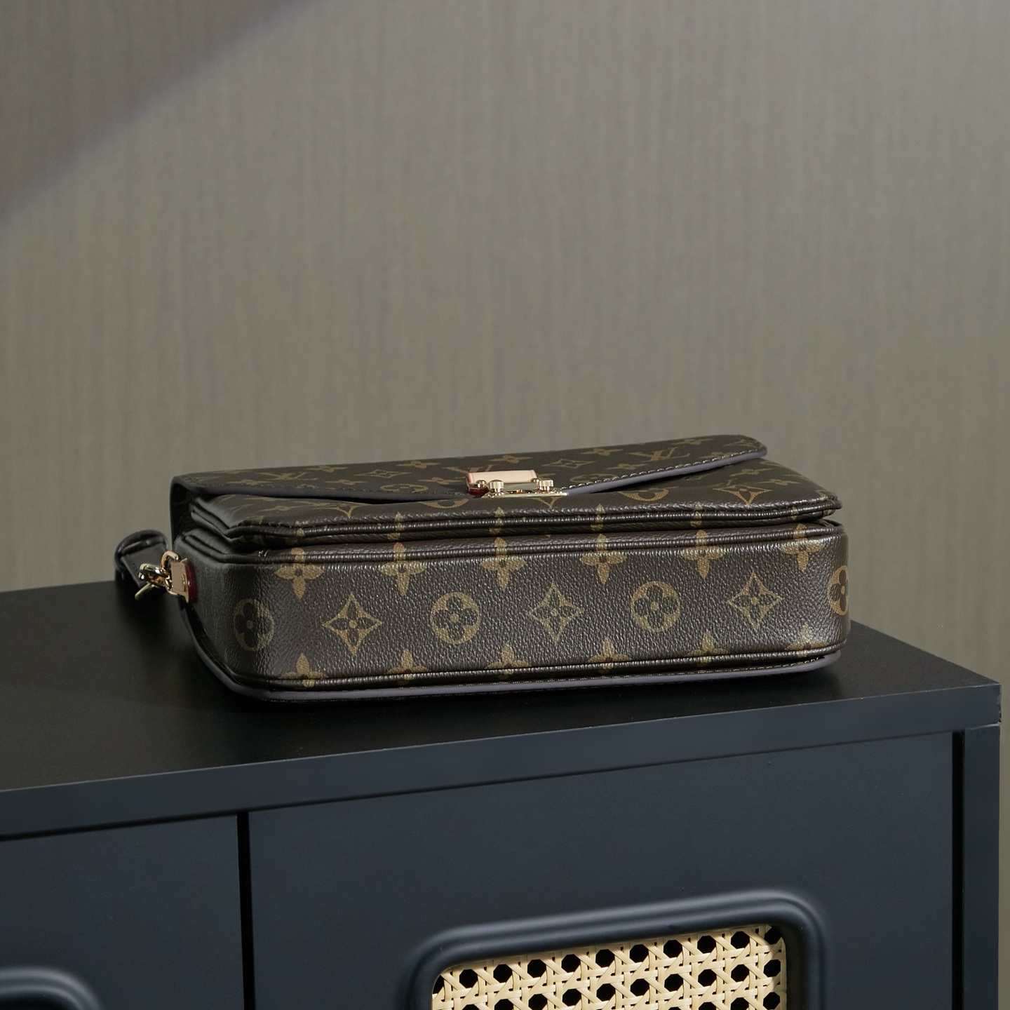 Louis Vuitton Metro Messenger in Monogram Canvas with Turn-lock Flap Closure for Shoulder BagCrossbo