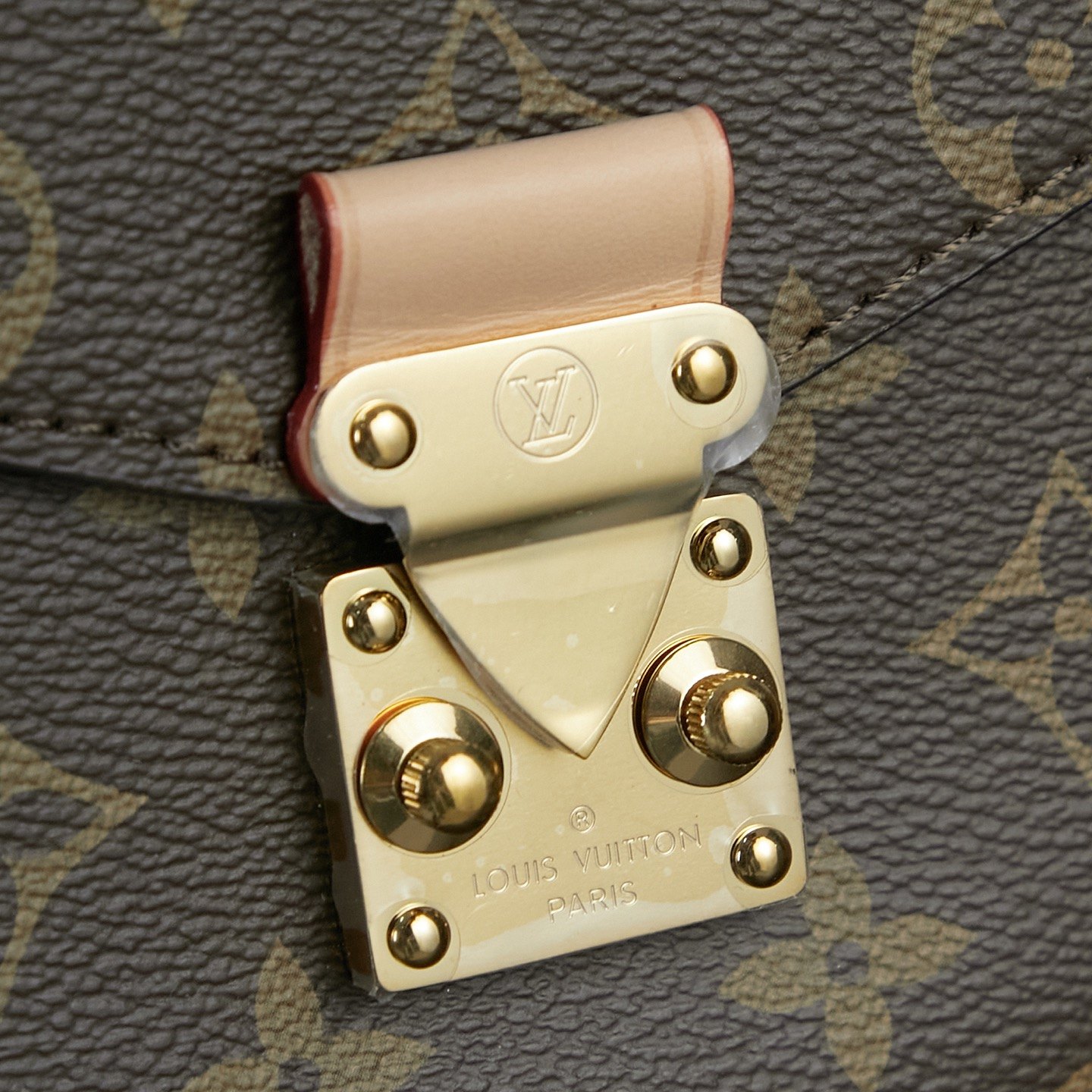 Louis Vuitton Metro Messenger in Monogram Canvas with Turn-lock Flap Closure for Shoulder BagCrossbo