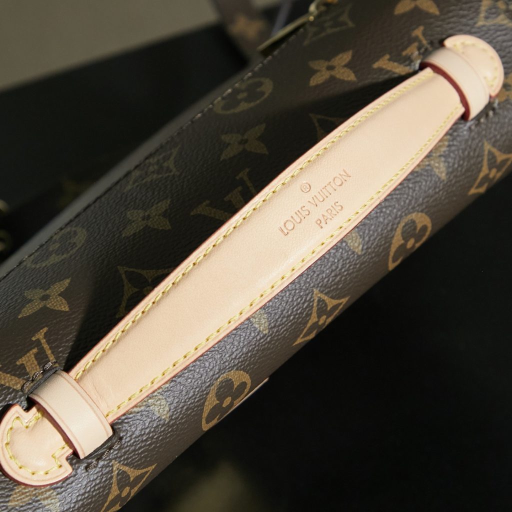 Louis Vuitton Metro Messenger in Monogram Canvas with Turn-lock Flap Closure for Shoulder BagCrossbo