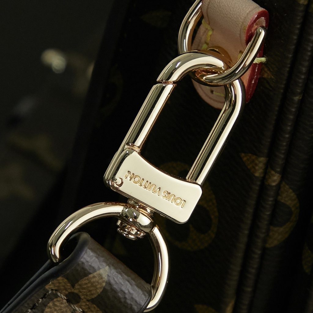 Louis Vuitton Metro Messenger in Monogram Canvas with Turn-lock Flap Closure for Shoulder BagCrossbo