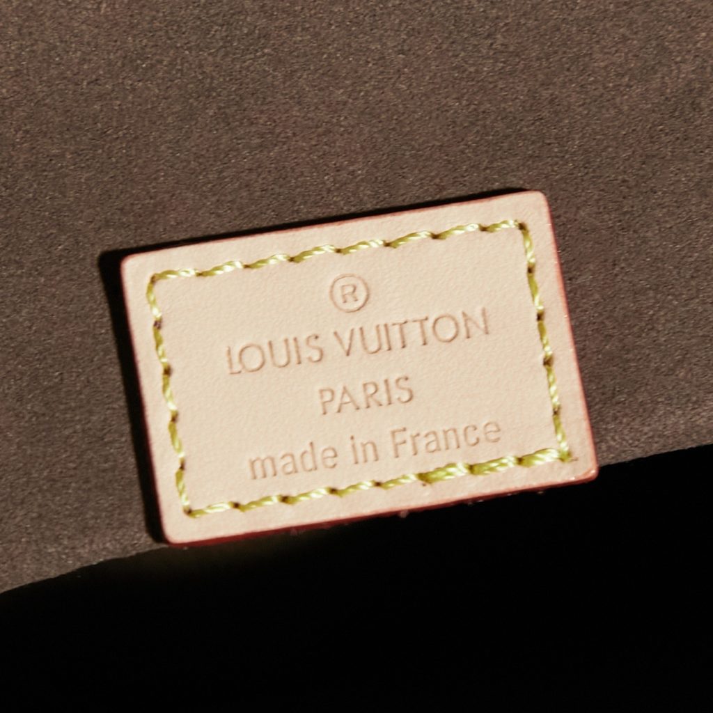 Louis Vuitton Metro Messenger in Monogram Canvas with Turn-lock Flap Closure for Shoulder BagCrossbo