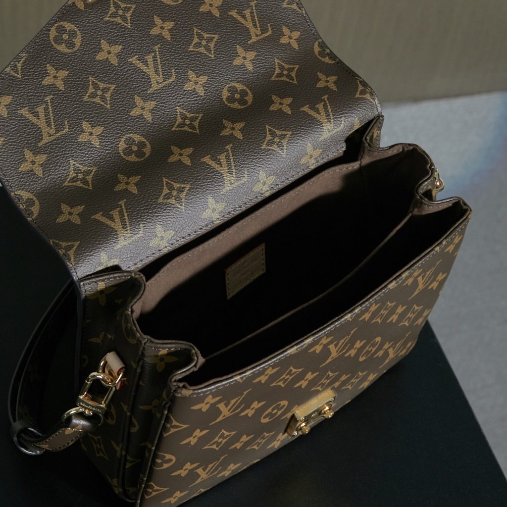 Louis Vuitton Metro Messenger in Monogram Canvas with Turn-lock Flap Closure for Shoulder BagCrossbo