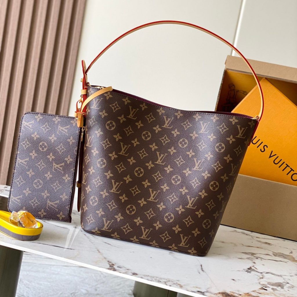 Louis Vuitton Noé in Monogram Canvas with Drawstring and Leather Strap and Turn-lock for Handheld