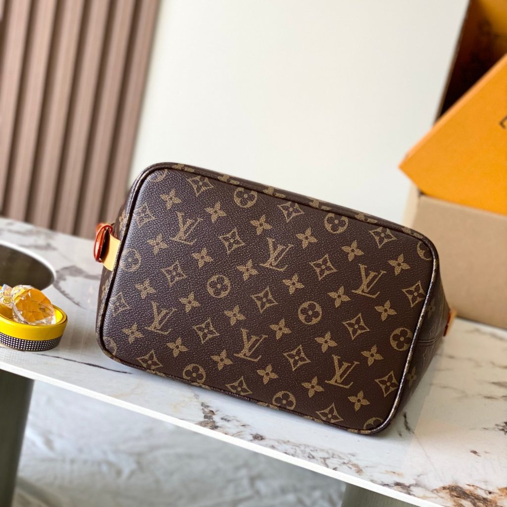 Louis Vuitton Noé in Monogram Canvas with Drawstring and Leather Strap and Turn-lock for Handheld