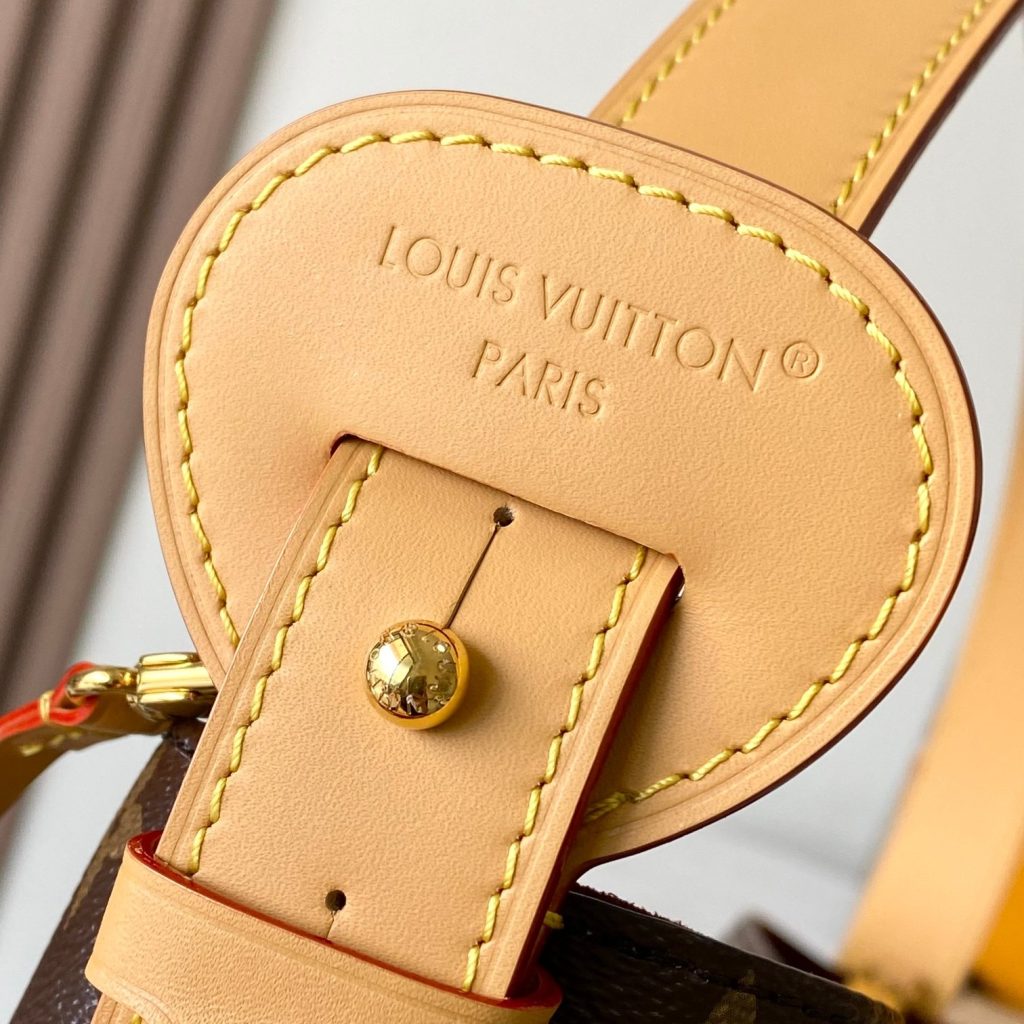 Louis Vuitton Noé in Monogram Canvas with Drawstring and Leather Strap and Turn-lock for Handheld