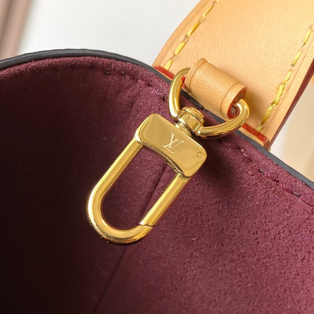 Louis Vuitton Noé in Monogram Canvas with Drawstring and Leather Strap and Turn-lock for Handheld