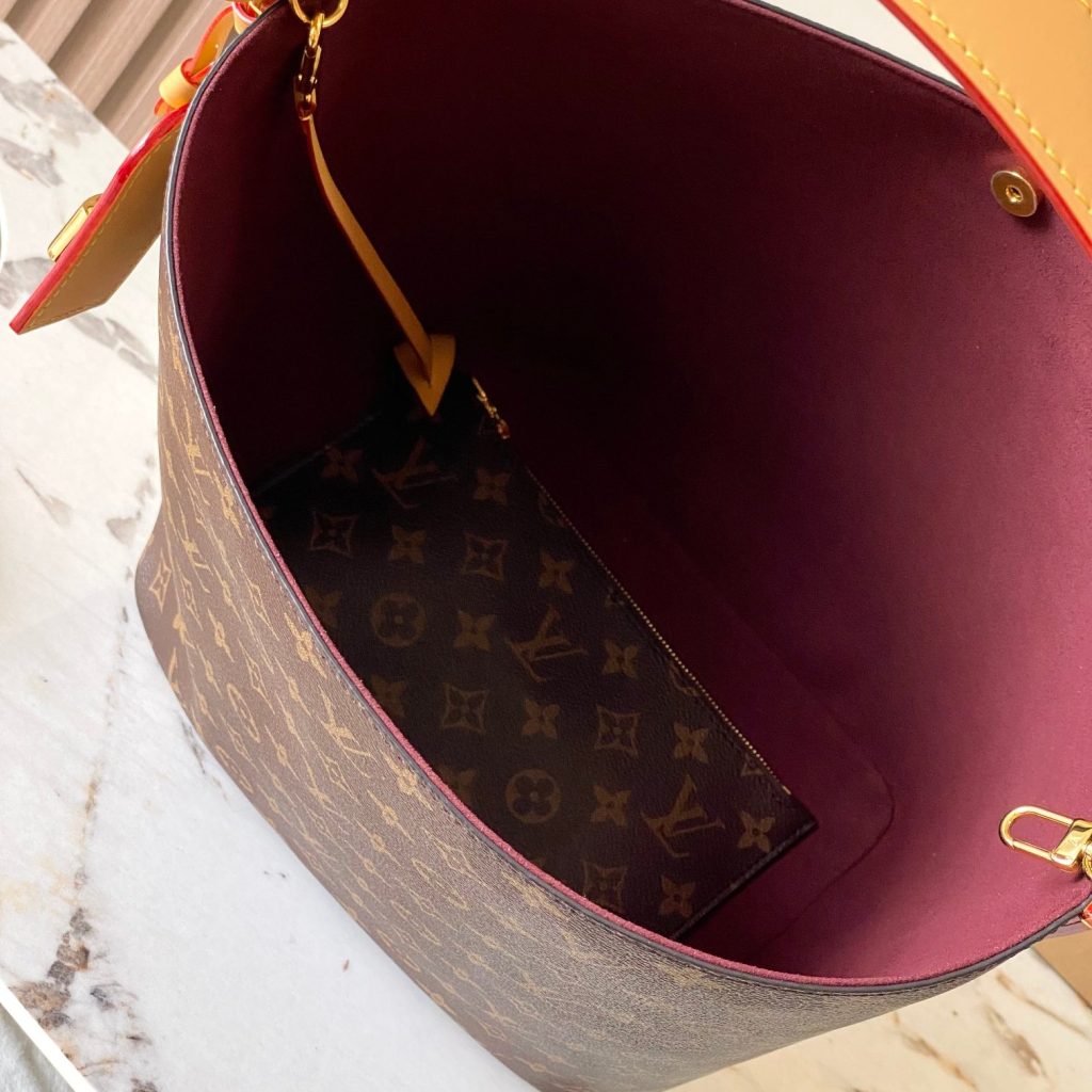 Louis Vuitton Noé in Monogram Canvas with Drawstring and Leather Strap and Turn-lock for Handheld