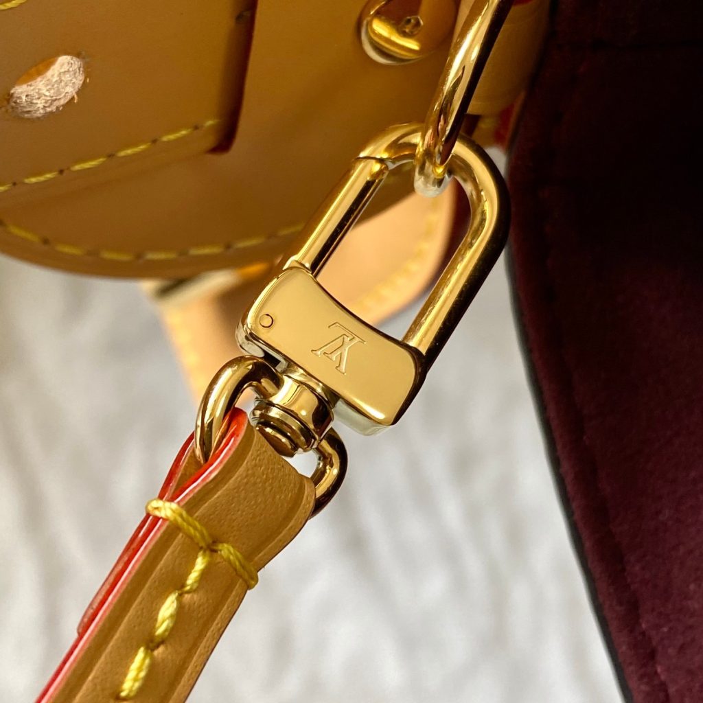 Louis Vuitton Noé in Monogram Canvas with Drawstring and Leather Strap and Turn-lock for Handheld