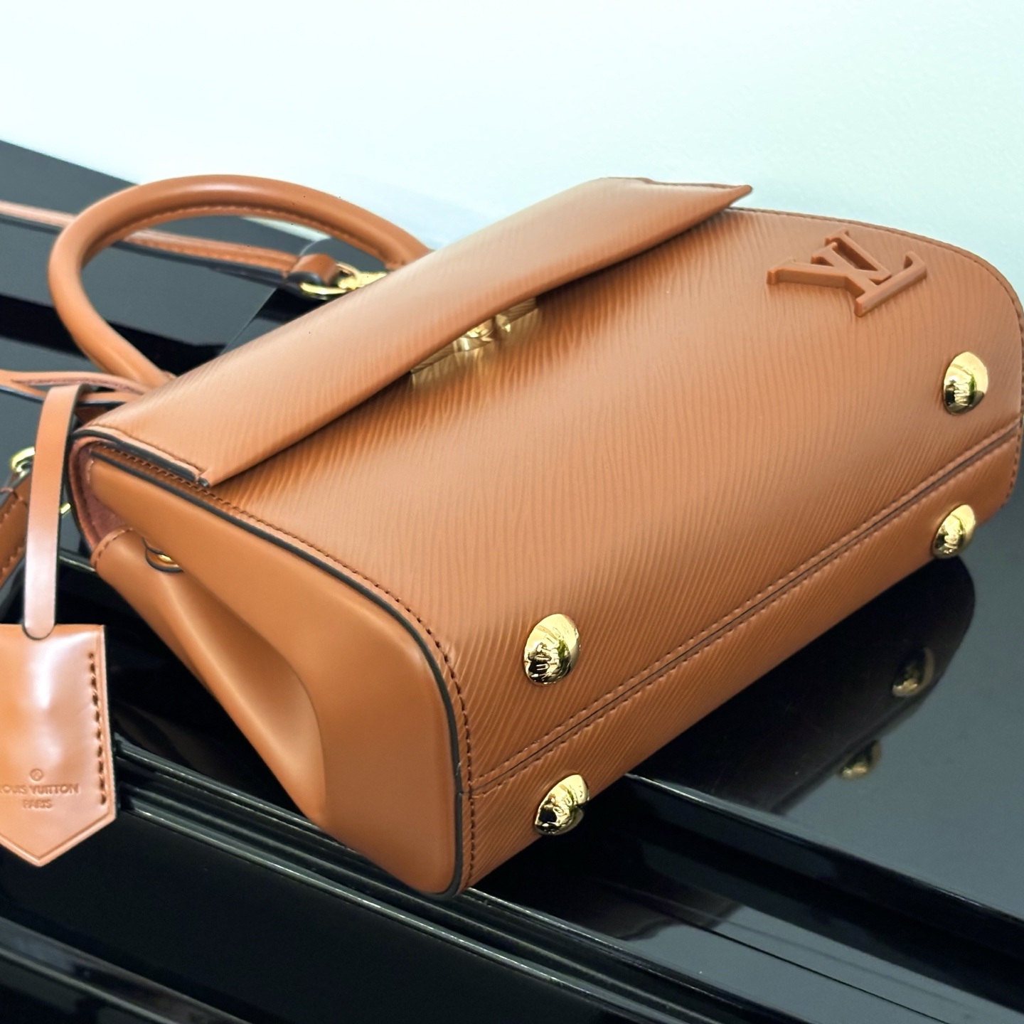 Louis Vuitton Cluny in Epi Leather with Turn-lock Flap Closure for Hand CarryShoulder BagCrossbody