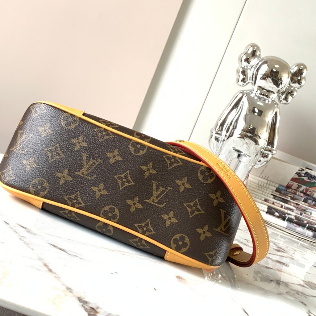 Louis Vuitton Boulogne in Monogram Canvas with Vachetta Leather Trim and Zipper for Shoulder Carry