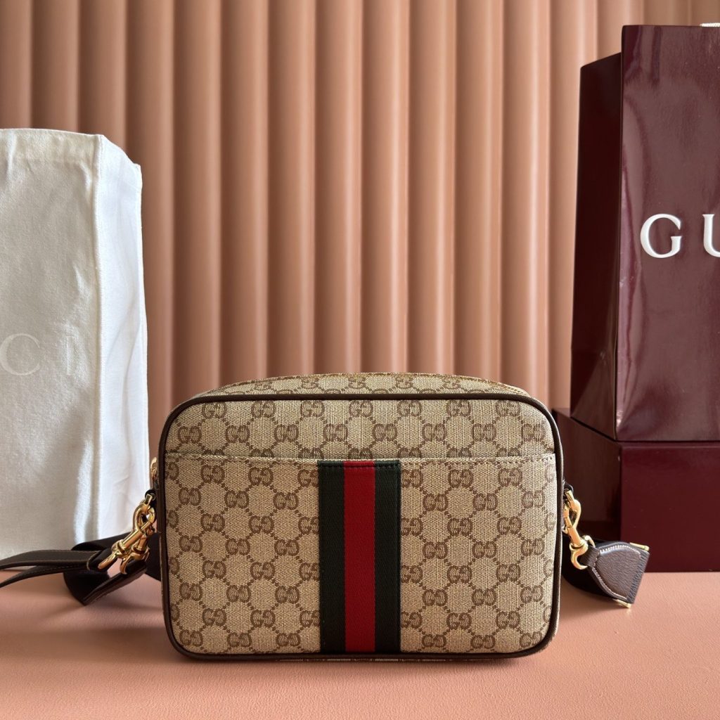 Gucci Essence Classic A006ZN in GG Coated Canvas with Zipper Closure for Hand and Shoulder Carry