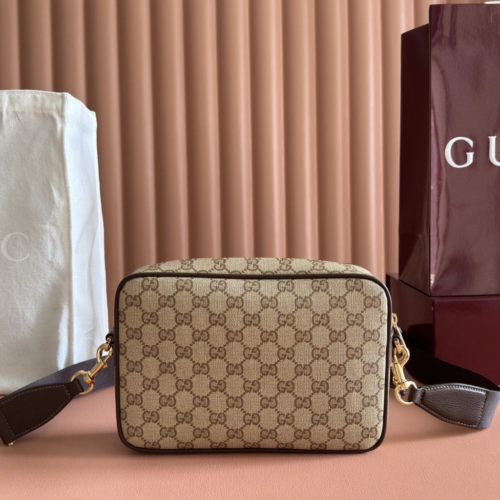 Gucci Essence Classic A006ZN in GG Coated Canvas with Zipper Closure for Hand and Shoulder Carry