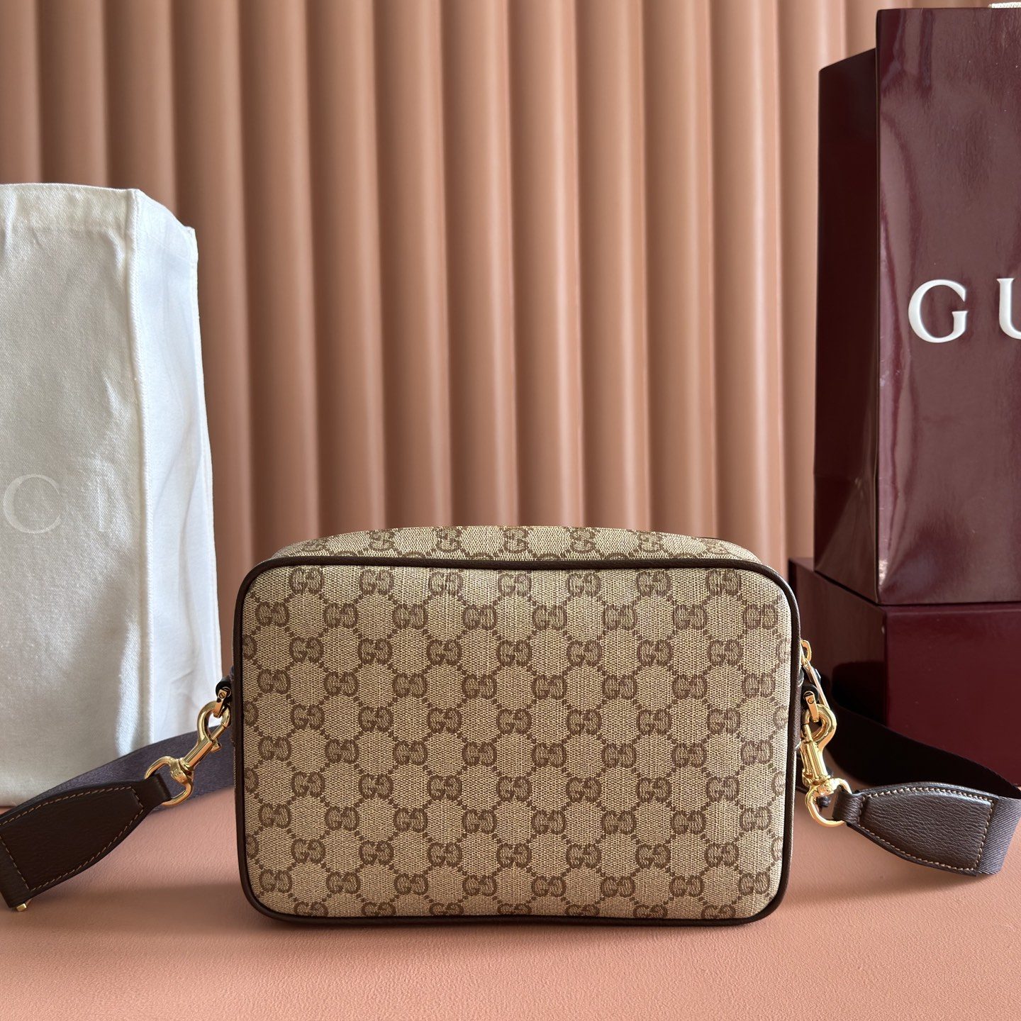 Gucci Essence Classic A006ZN in GG Coated Canvas with Zipper Closure for Hand and Shoulder Carry