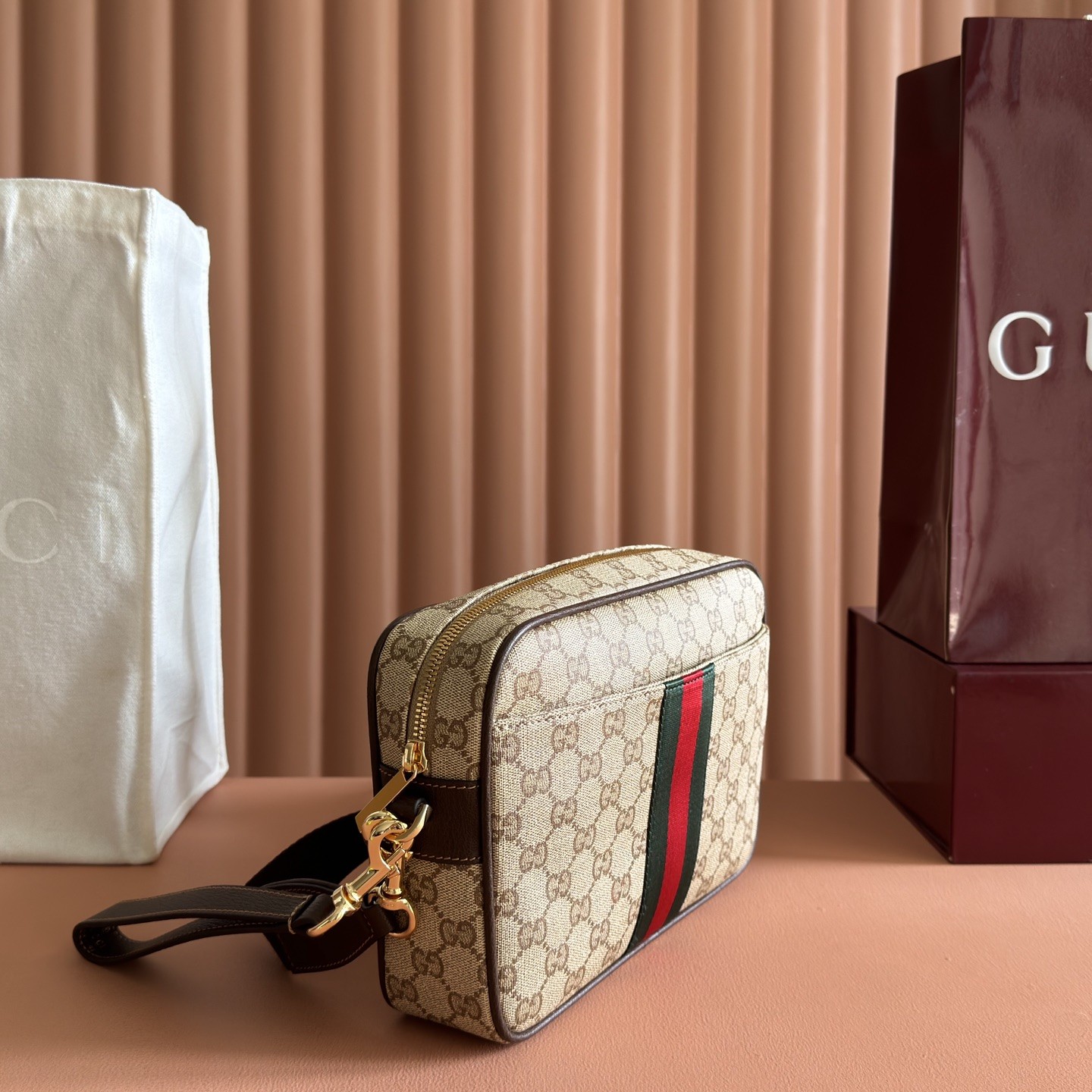 Gucci Essence Classic A006ZN in GG Coated Canvas with Zipper Closure for Hand and Shoulder Carry