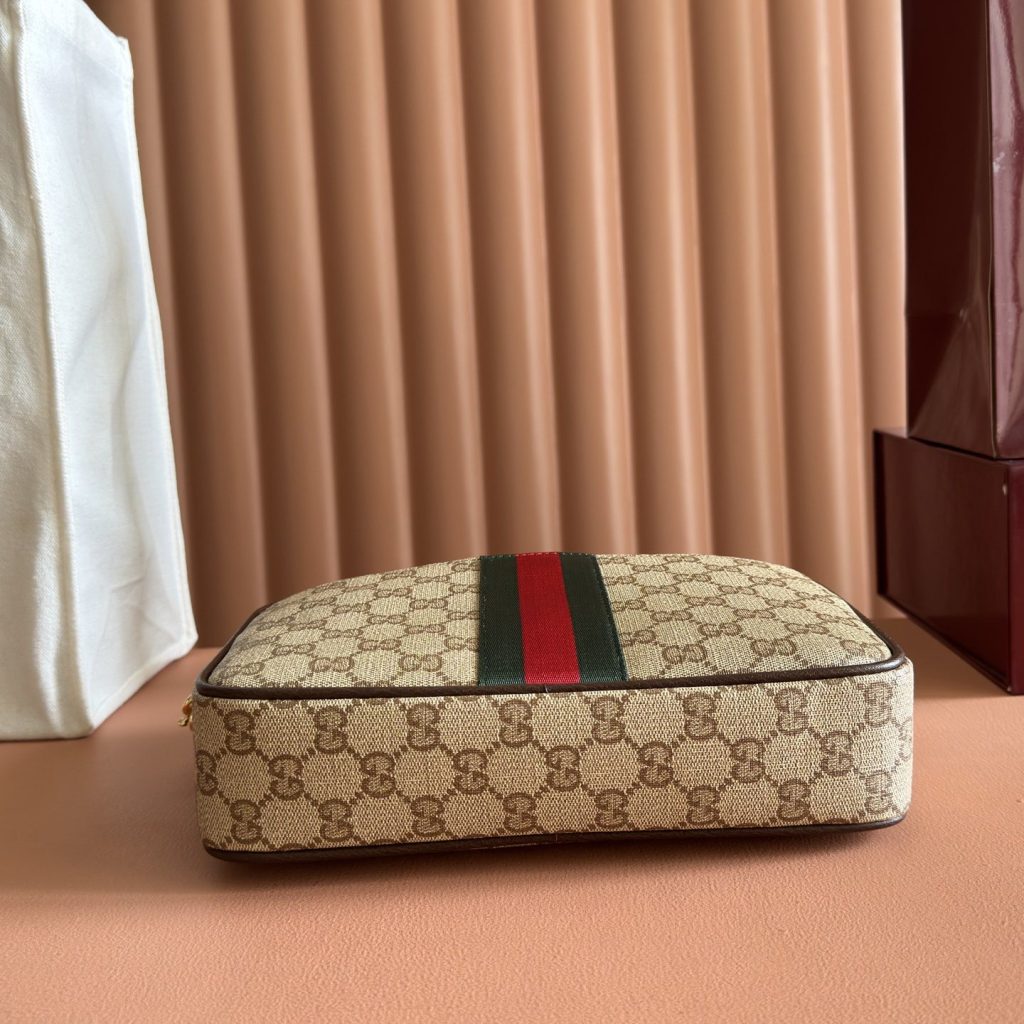 Gucci Essence Classic A006ZN in GG Coated Canvas with Zipper Closure for Hand and Shoulder Carry