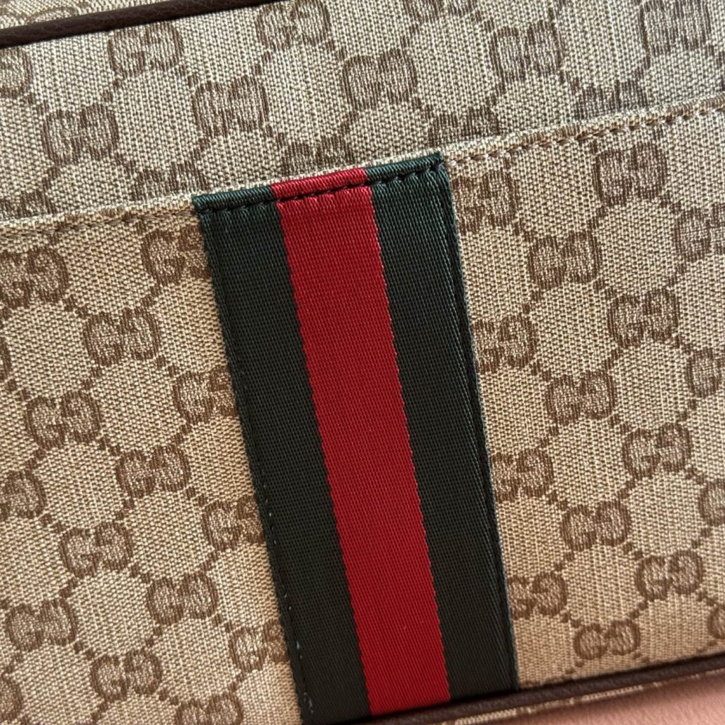 Gucci Essence Classic A006ZN in GG Coated Canvas with Zipper Closure for Hand and Shoulder Carry