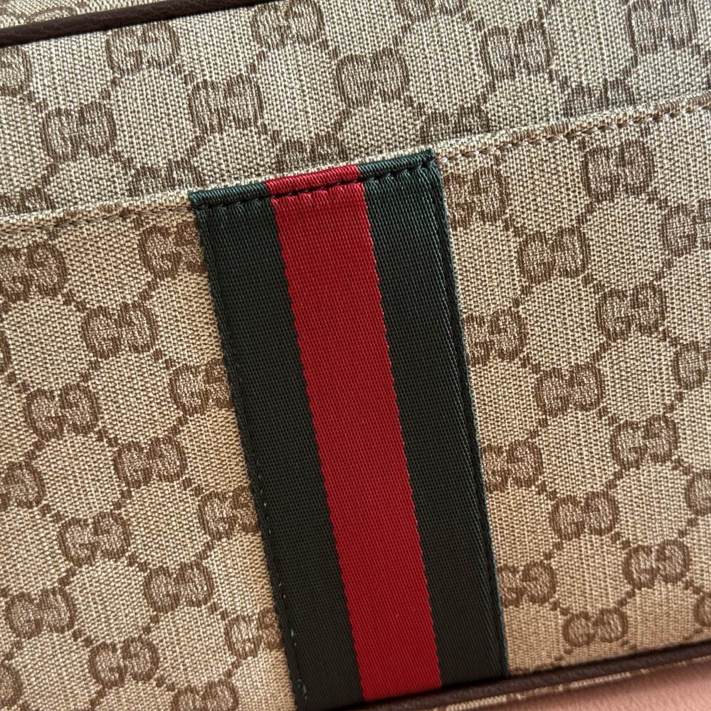 Gucci Essence Classic A006ZN in GG Coated Canvas with Zipper Closure for Hand and Shoulder Carry
