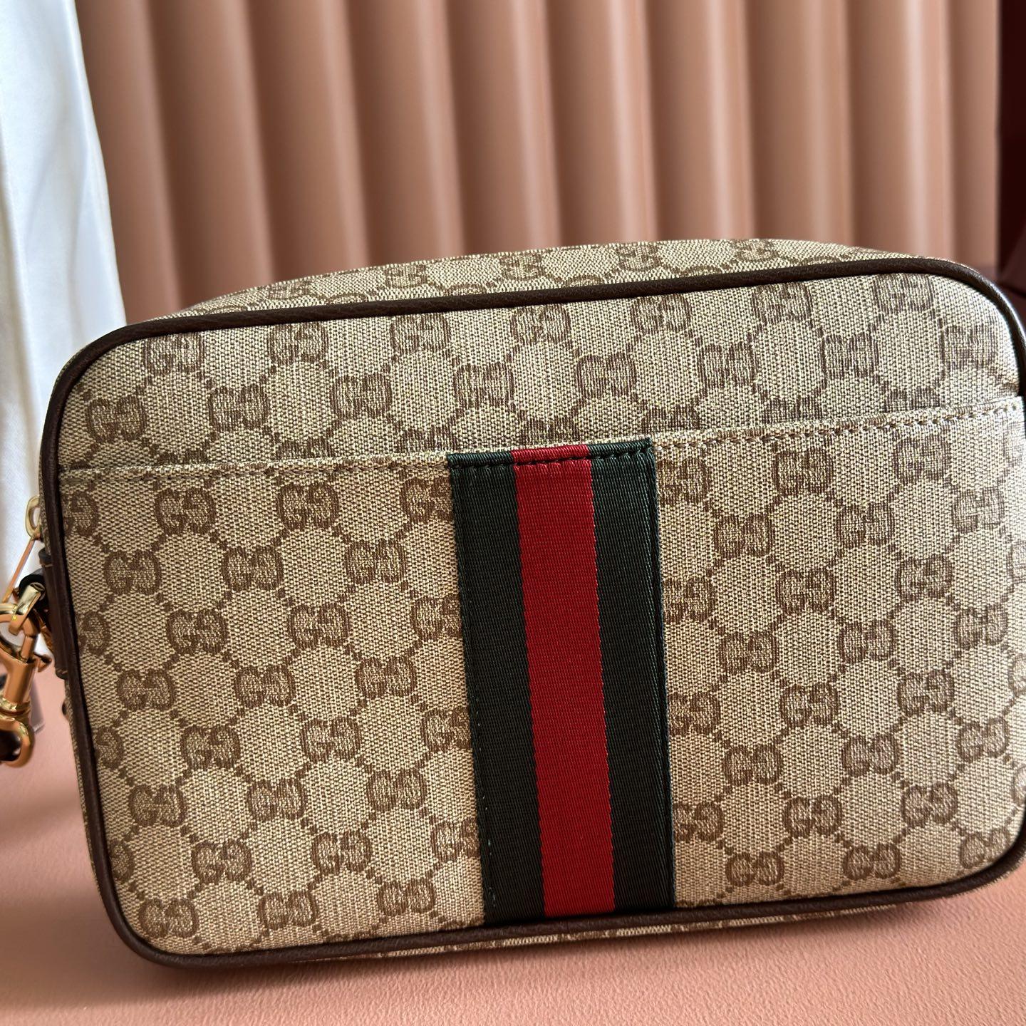 Gucci Essence Classic A006ZN in GG Coated Canvas with Zipper Closure for Hand and Shoulder Carry