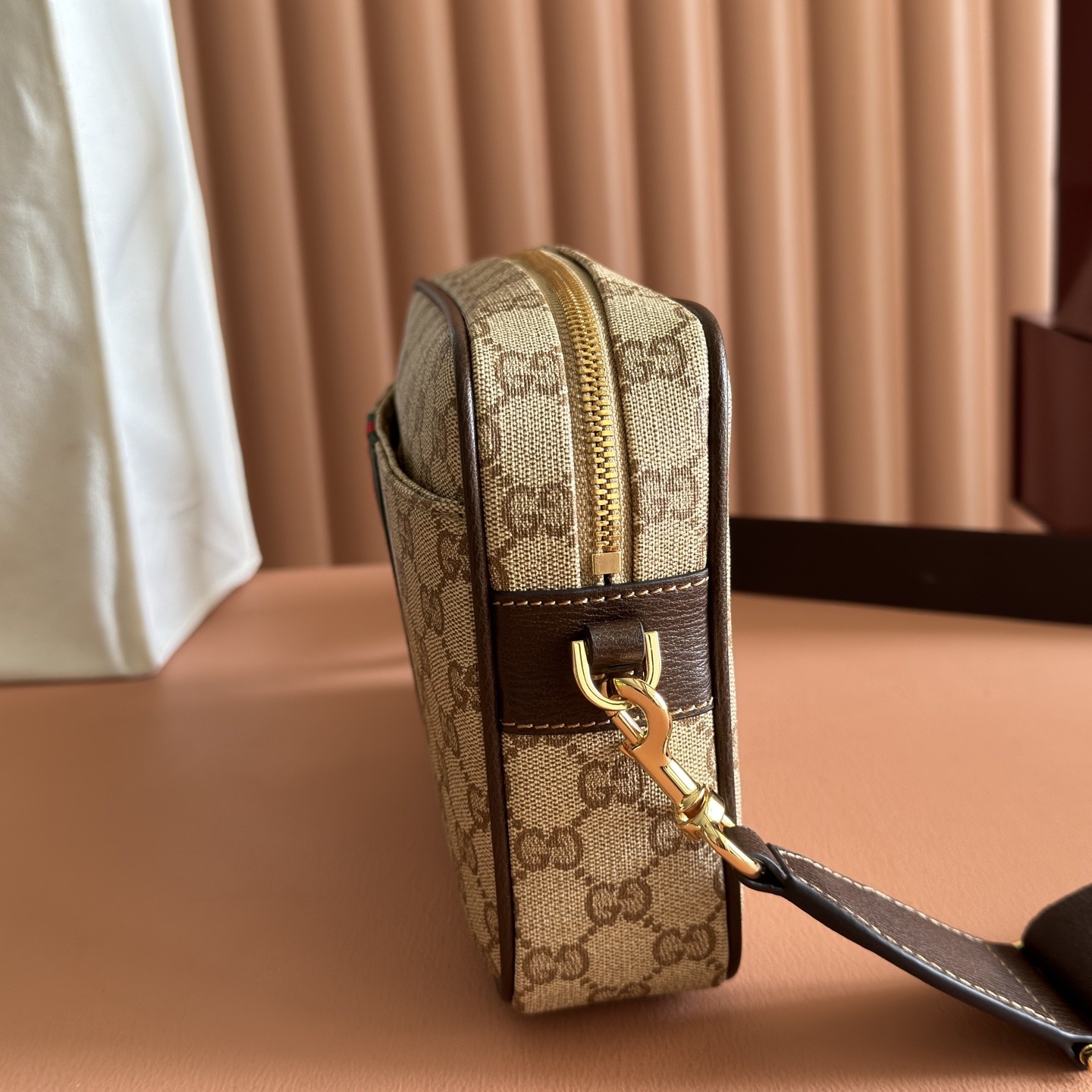 Gucci Essence Classic A006ZN in GG Coated Canvas with Zipper Closure for Hand and Shoulder Carry