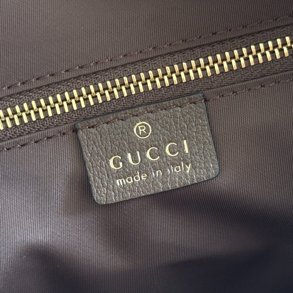 Gucci Essence Classic A006ZN in GG Coated Canvas with Zipper Closure for Hand and Shoulder Carry